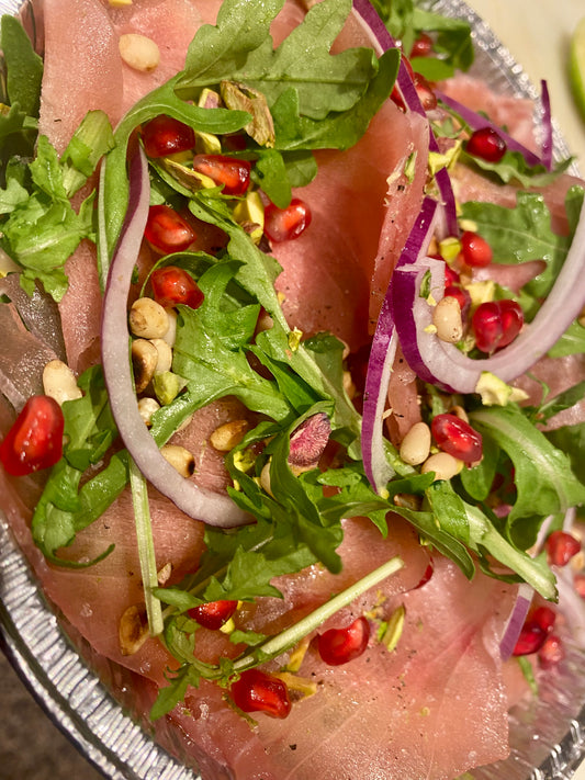 Carpaccio van tonijn met granaatappel, koriander en limoen